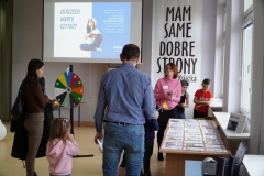 Goście zwiedzają szkolną bibliotekę.