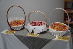 Na stole stoją koszyki ze słodyczami