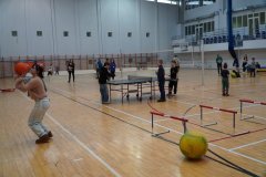 Uczniowie spędzają czas na sportowo w hali gimnastycznej. 