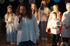 Pani dyrektor przemawia do uczniów przez mikrofon.