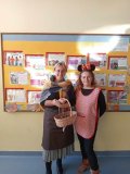 Dwie nauczycielki przebrane za dziewczynkę z zapałkami i Myszkę Minnie.