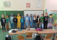Grupa trzynaściorga uczniów klasy 3d w bajkowych przebraniach.