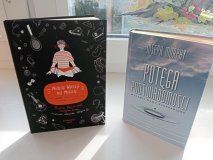 książki na temat uważności i opanowania stresu w kąciku relaksu w sali 41.