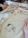 dwie torby bawełniane z dwoma rysunkami dziecięcymi – postać z bajki „Hello Kitty” oraz chomik