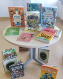 Na stoliku wystawa książek o tematyce ekologicznej.