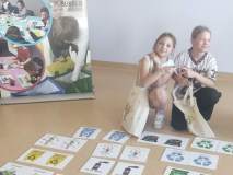 Dwie uczennice podczas gry ekomemy.