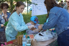 Udział gości w aktywnościach przygotowanych przez nauczycieli – „Kolorowy ogródek”. Sianie roślin w doniczkach.