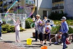 Robienie baniek, banieczek mydlanych.