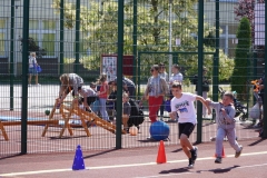 Aktywności sportowe na boisku.