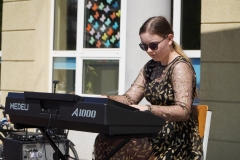 Występ uczestniczki Szkolnego Przeglądu Talentów.