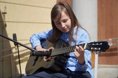 Gra na gitarze przez uczestnika Szkolnego Przeglądu Talentów.