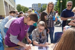 Udział gości w różnorodnych przedsięwzięciach przygotowanych podczas festynu.