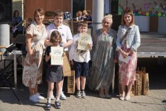 Rozstrzygnięcie konkursu z języka angielskiego - grupa uczniów - laureatów konkursu.