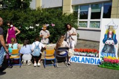 Poznajemy kulturę innych krajów -  uczniowie czytają wiadomości i innych państwach. 