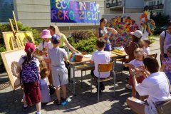 Recyklingowe rękodzieło - dzieci wykonują ozdoby. 