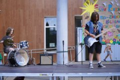 Występy uczestników - Szkolny Mam Talent - gra na perkusji oraz gitarze.