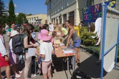 Recyklingowe rękodzieło - dzieci wykonują ozdoby. 