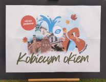 Plakat informujący o grze miejskiej „Kobiecym okiem”.