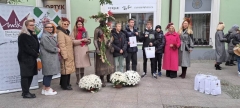 Grupa osób, uczestników gry miejskiej, nauczycieli i organizatorów podczas uroczystego zakończenia.