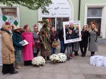 0Grupa osób, uczestników gry miejskiej, nauczycieli i organizatorów podczas uroczystego zakończenia.