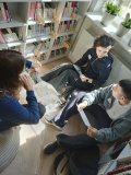 Uczestnicy gry miejskiej rozwiązują zadanie w Mediatece