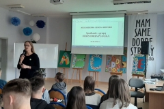 Grupa uczniów biorąca udział w lekcji historii.