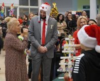 Przewodniczący Rady Rodziców- p. Przemysław Zieliński oraz Dyrektor Szkoły- p. Marlena Błachowicz, przy jednym ze stoisk.