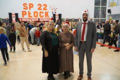 Przewodniczący Rady Rodziców- p. Przemysław Zieliński, w towarzystwie Dyrektora Szkoły- p. Marleny Błachowicz oraz Wicedyrektora Szkoły- p. Moniki Przemyłskiej.