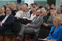 Uczestnicy konferencji słuchają prelegentów.