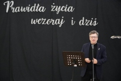 Dr  Marek Michalak podczas wygłaszania wykładu  Pomiędzy medycyną a pedagogiką. Janusz Korczak wczoraj, dziś i jutro.