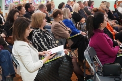 Uczestnicy konferencji słuchają prelegentów.