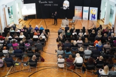 Uczestnicy konferencji słuchają prelegentów.