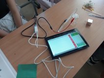 foto_9 Uczniowie prowadzą doświadczenie dotyczące przewodnictwa elektrycznego różnych substancji – za pomocą tabletów i nowoczesnych czujników mierzą, które materiały przewodzą ładunki elektryczne, pracując w grupach w szkolnej sali lekcyjnej