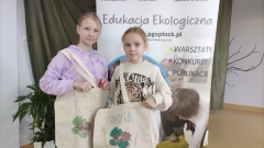 Dzieci prezentują ozdobione przez siebie torby na zakupy.