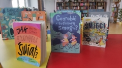 Wystawka książek dla dzieci o tematyce związanej z ochroną środowiska.