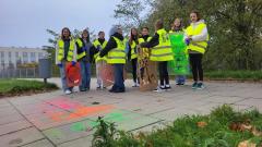 Grupa dziewczynek w odblaskowych kamizelkach z szablonami piktogramów .