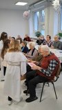 Występ kolędników w ośrodku Płockiego Stowarzyszenia Pomocy Osobom z Chorobą Alzheimera przy ul. Cichej.