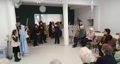 Wręczanie kartek z życzeniami noworocznymi podopiecznym Płockiego Stowarzyszenia Pomocy Osobom z Chorobą Alzheimera przy ul. Cichej.