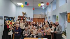 Wspólne zdjęcie z podopiecznymi ośrodka Płockiego Stowarzyszenia Pomocy Osobom z Chorobą Alzheimera przy ul. Otolińskiej.