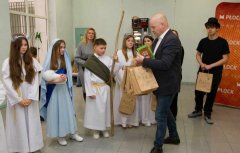 Wręczanie upominków kolędnikom przez Prezydenta Miasta Płocka- Pana Andrzeja Nowakowskiego.
