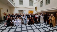 Kolędnicy i pracownicy Muzeum Mazowieckiego na wspólnej fotografii.