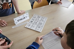 Dzieci rozwiązują przygotowane wiosenne rebusy.