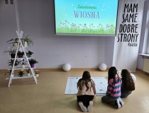  Dzieci rozwiązują przygotowane zadanie na macie.