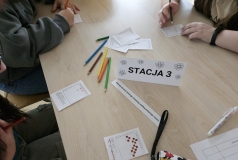 Dzieci kolorują zakodowane obrazki.
