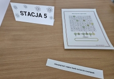 Stacja 5 z planszą do odkodowania wiosennego hasła.