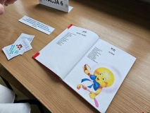 Dzieci czytają wiersz Doroty Gellner i odpowiadają na pytania do niego.