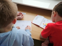 Dzieci czytają wiersz Doroty Gellner i odpowiadają na pytania do niego.