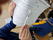 Uczeń pokazuje swoją kartę rozwiązań.