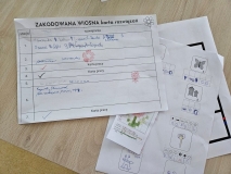 Rozwiązane karty pracy grupy uczniów.