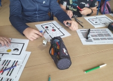 Uczniowie rysują swoje talenty na kartach do kodowania Ozobotów.